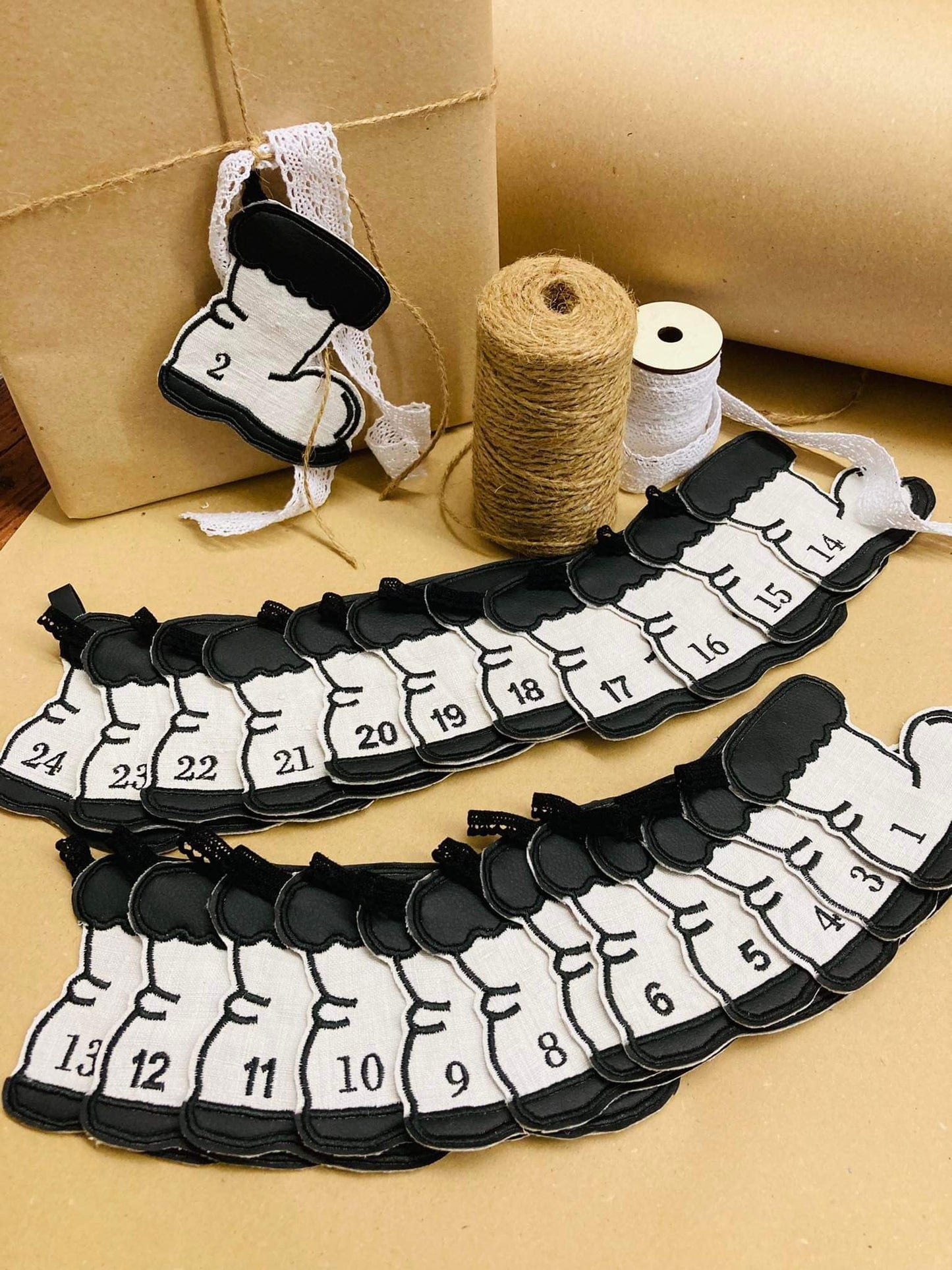 Stiefel als Anhänger im Set mit Text und Zahlen