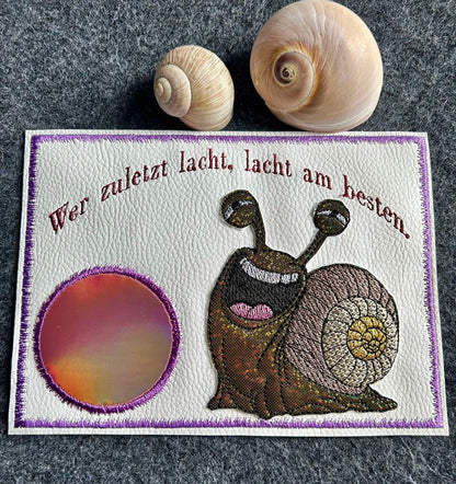 MugRug 13x18  Schnecke     Wer zuletzt lacht,  lacht am besten.